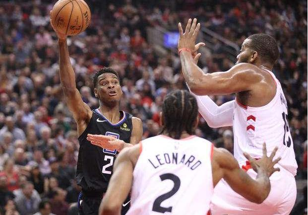 戴在胸前显 戴在胸前显